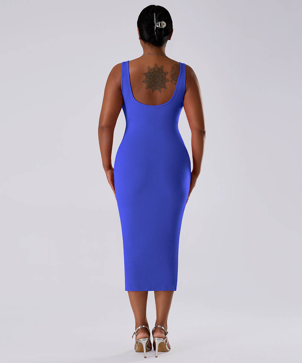 Ensfarget ermeløs kjole med innebygd shapewear