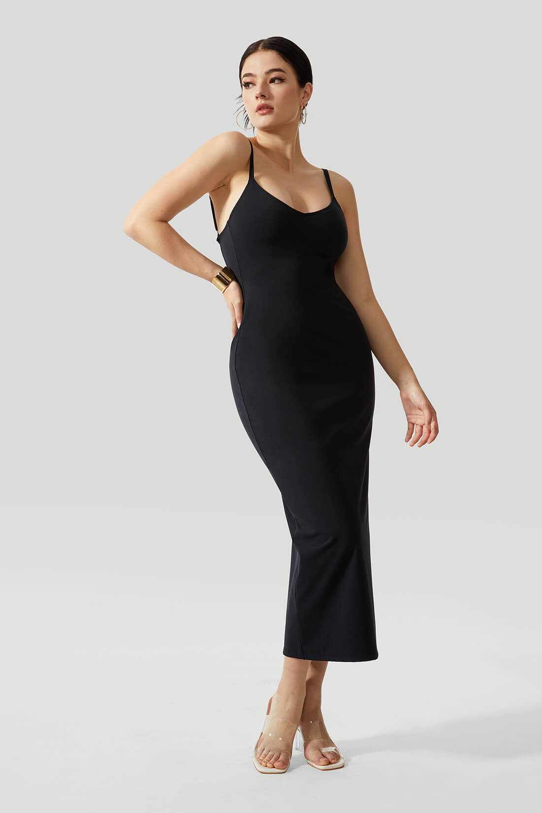 Sexy ryggløs kjole med kryssede stropper og innebygd shapewear