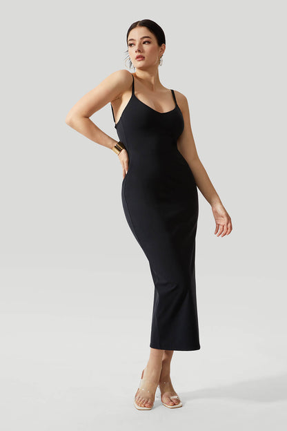 Sexy ryggløs kjole med kryssede stropper og innebygd shapewear