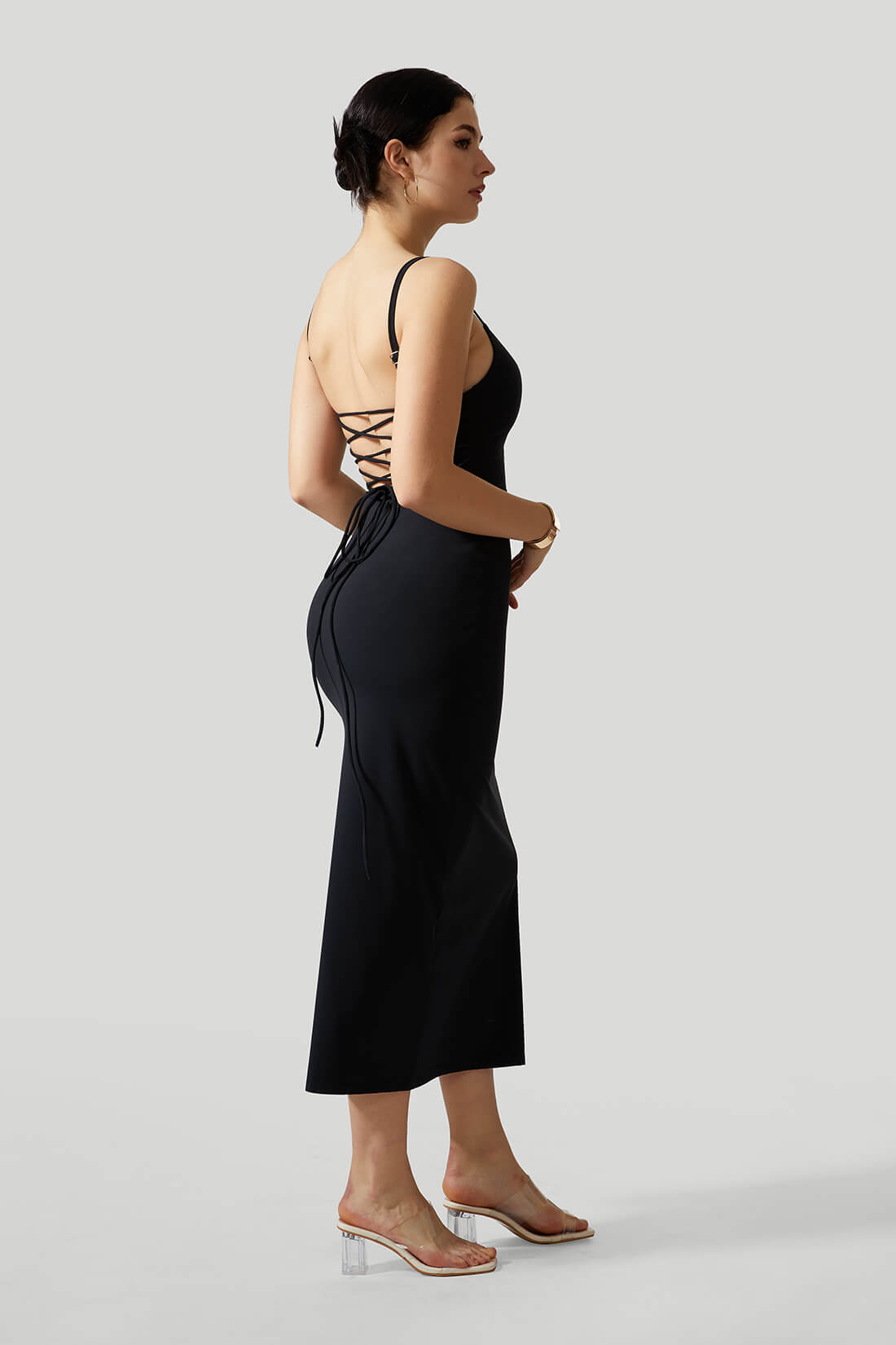Sexy ryggløs kjole med kryssede stropper og innebygd shapewear