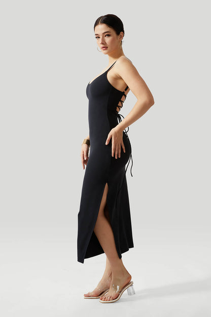 Sexy ryggløs kjole med kryssede stropper og innebygd shapewear