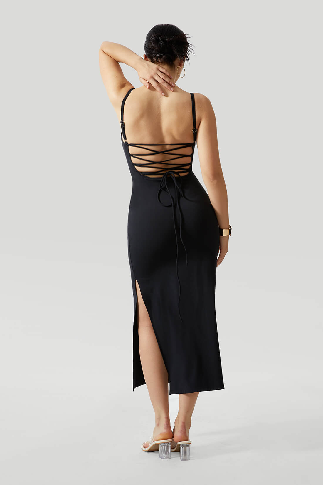 Sexy ryggløs kjole med kryssede stropper og innebygd shapewear