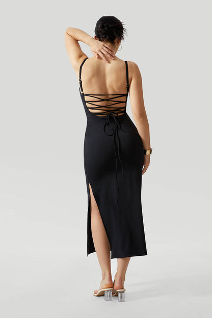 Sexy ryggløs kjole med kryssede stropper og innebygd shapewear