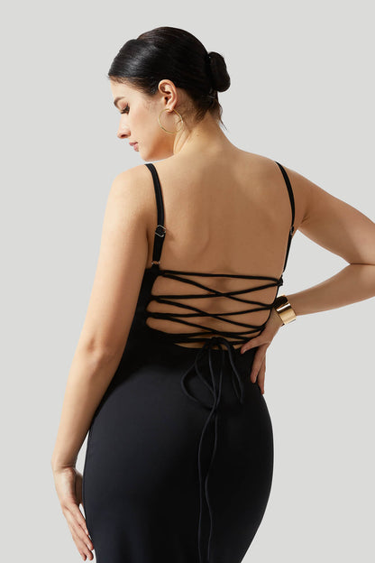 Sexy ryggløs kjole med kryssede stropper og innebygd shapewear