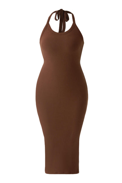 Ryggløs kjole med drapert hals og stropper med innebygd shapewear