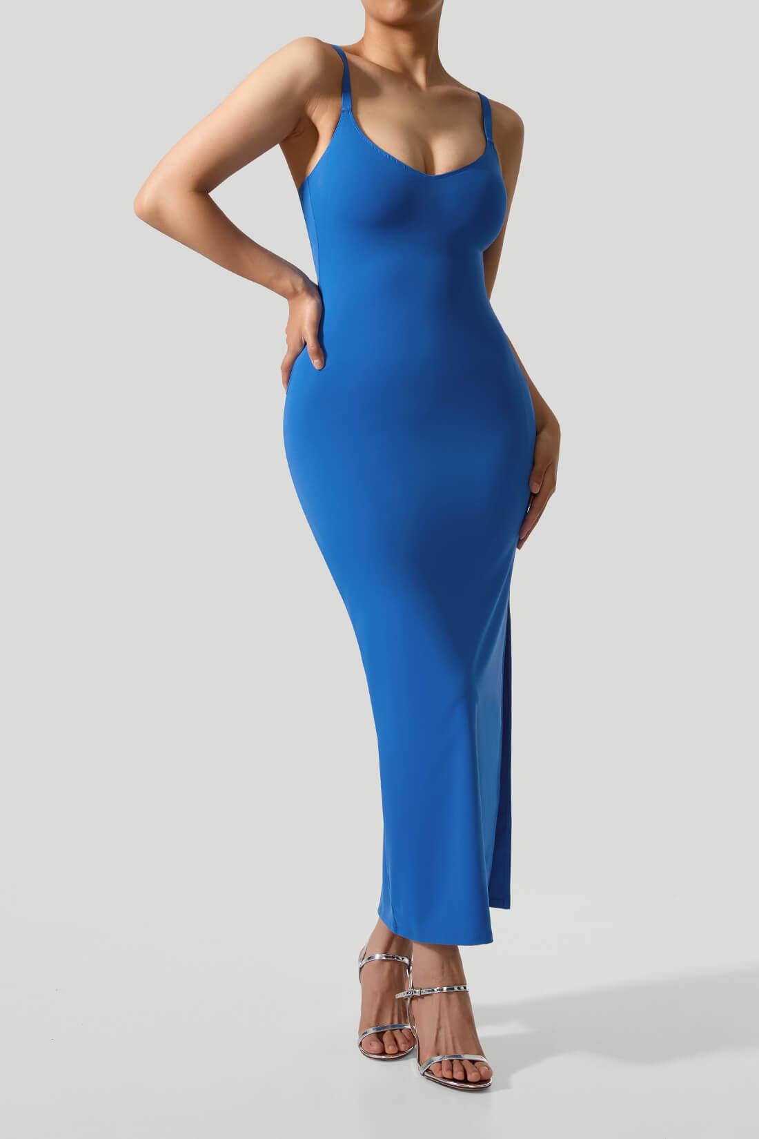 Sexy ryggløs kjole med kryssede stropper og innebygd shapewear