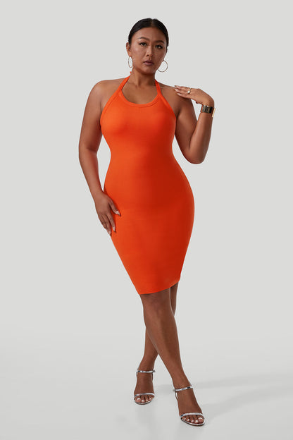 Ryggløs minikjole med drapert hals og stropper med innebygd shapewear