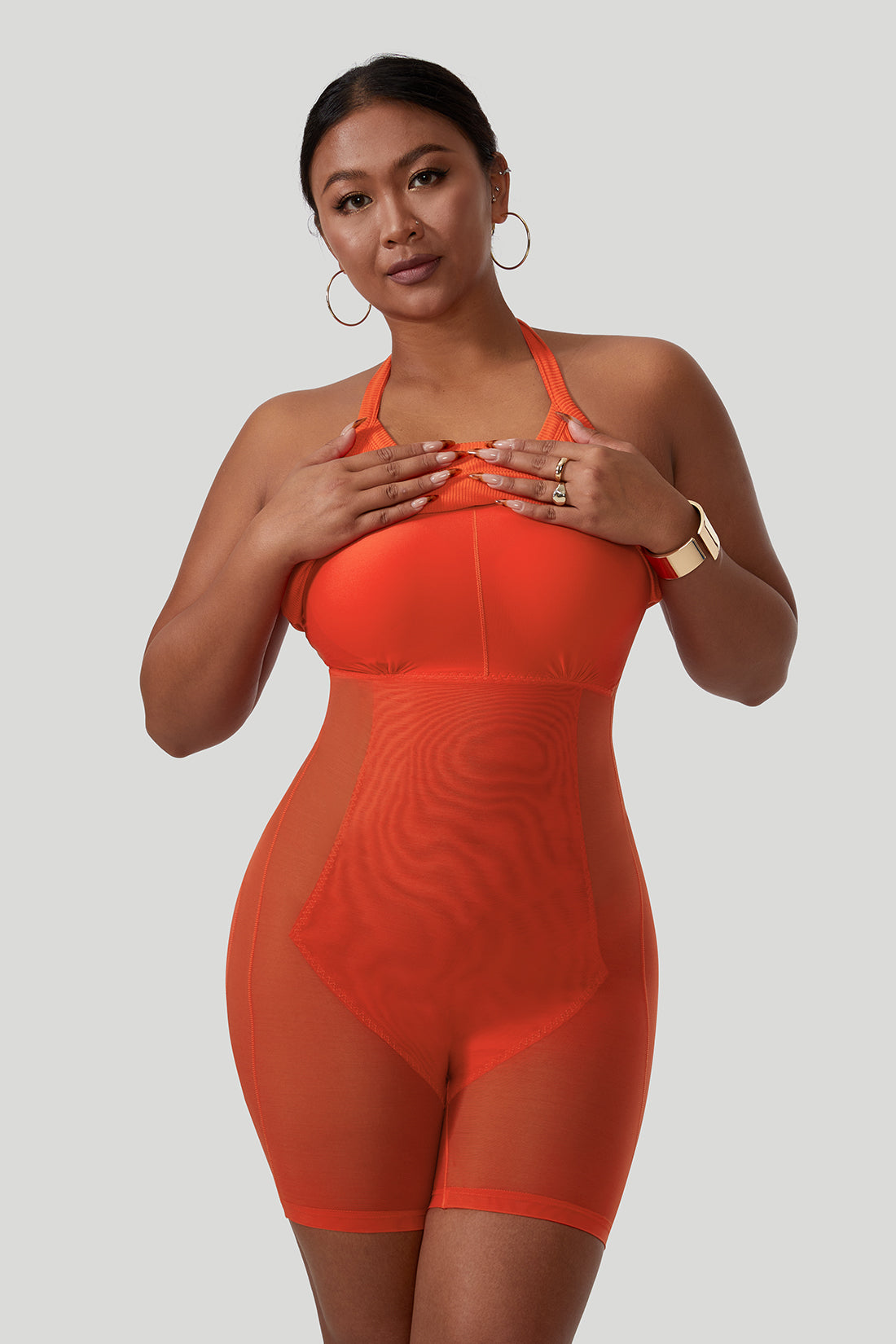 Ryggløs minikjole med drapert hals og stropper med innebygd shapewear