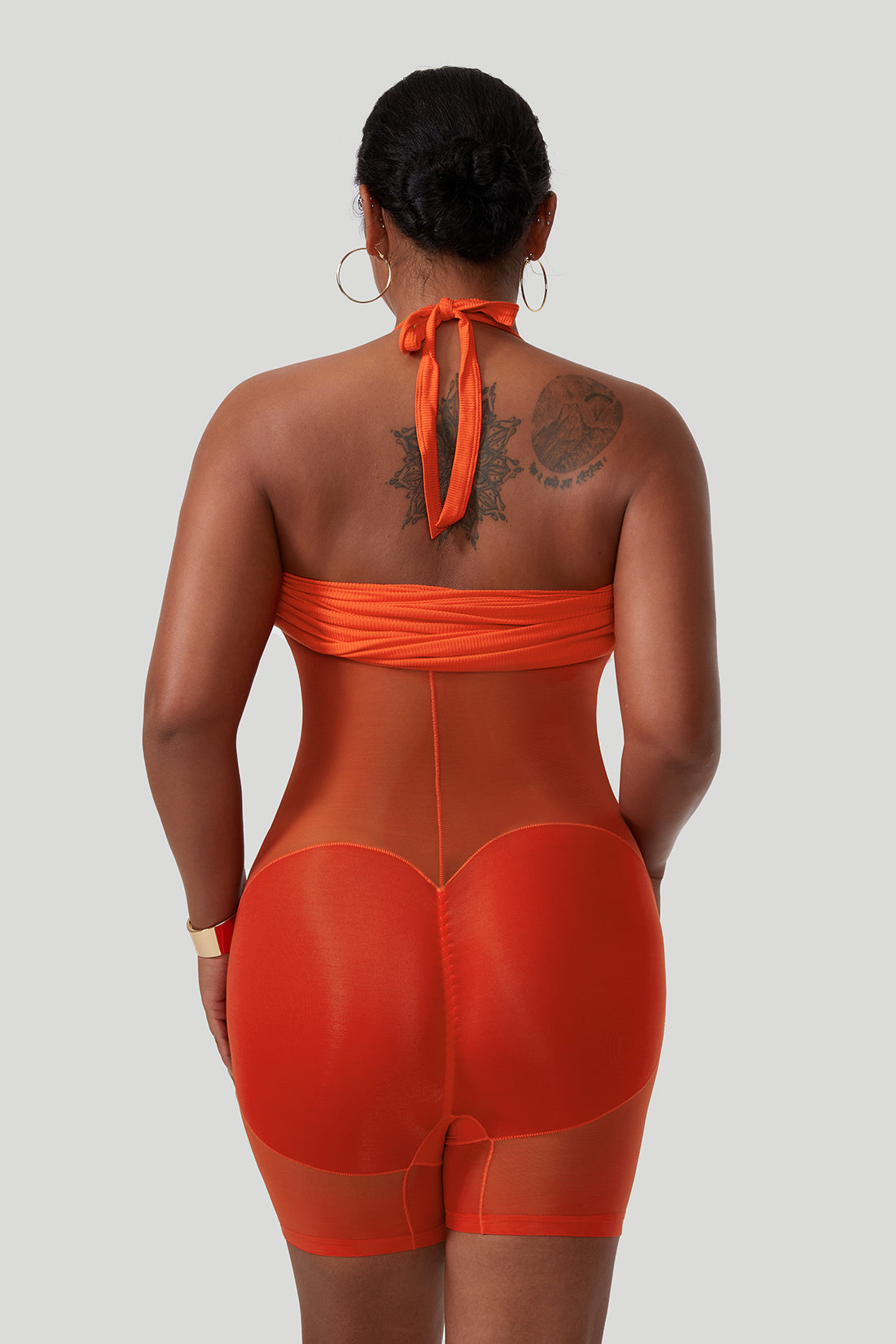Ryggløs minikjole med drapert hals og stropper med innebygd shapewear