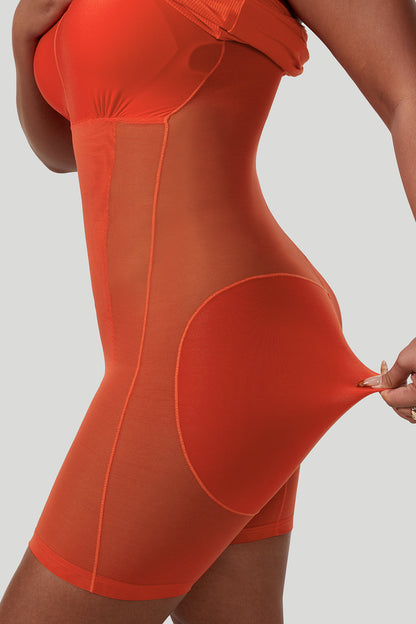 Ryggløs minikjole med drapert hals og stropper med innebygd shapewear