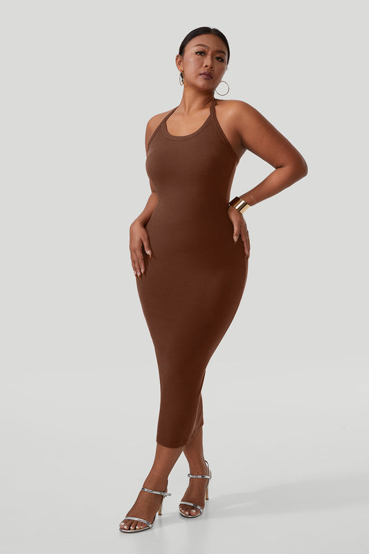 Ryggløs kjole med drapert hals og stropper med innebygd shapewear