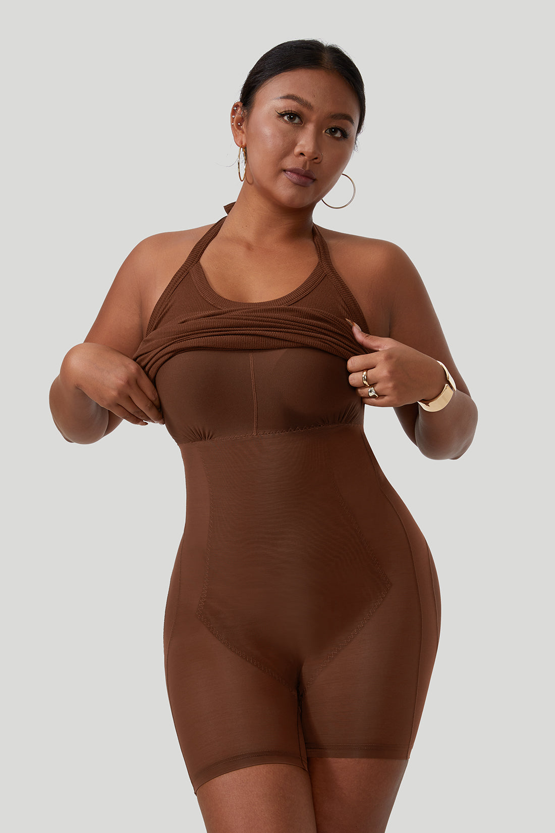 Ryggløs kjole med drapert hals og stropper med innebygd shapewear