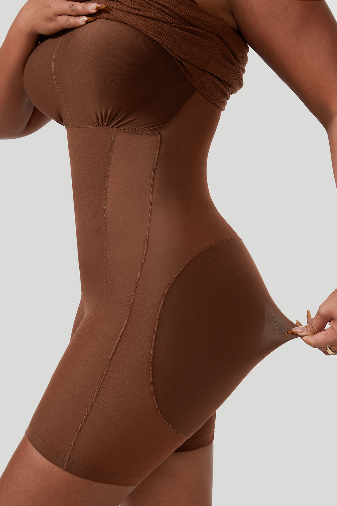 Ryggløs kjole med drapert hals og stropper med innebygd shapewear