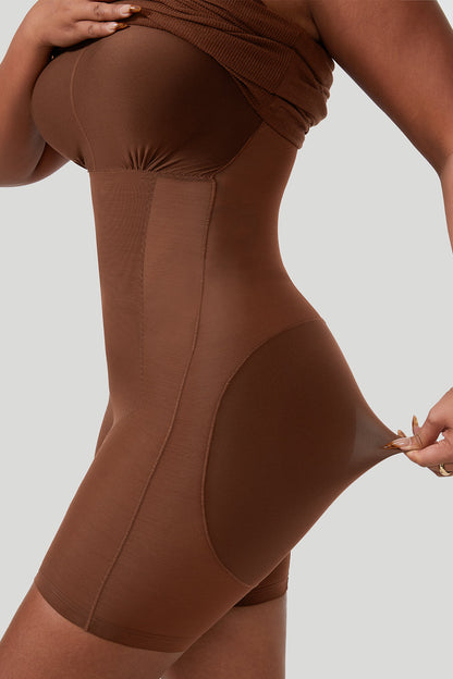 Ryggløs kjole med drapert hals og stropper med innebygd shapewear