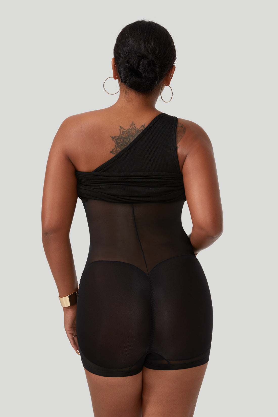 Minikjole med én skulder, rynkedetaljer og innebygd shapewear