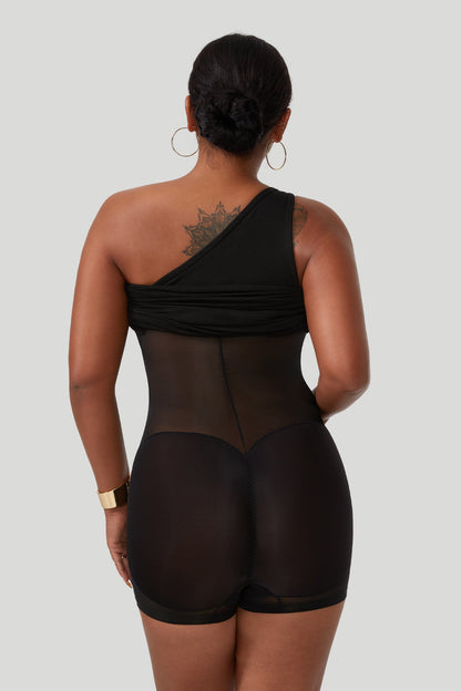 Minikjole med én skulder, rynkedetaljer og innebygd shapewear