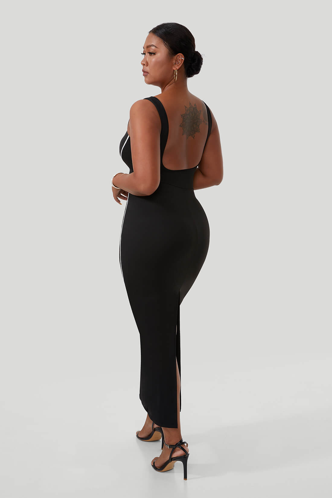 Maxikjole med kontrastfarger og innebygd shapewear