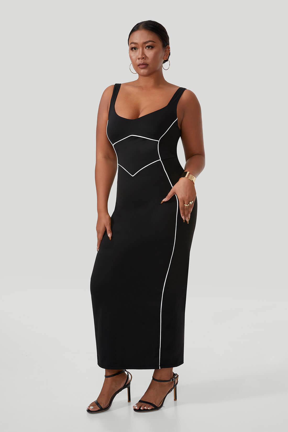 Maxikjole med kontrastfarger og innebygd shapewear
