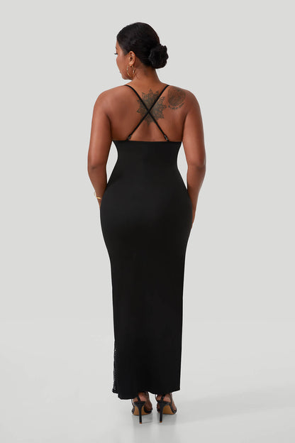 Maxikjole i blonder med splitt og underkjolefasong, med innebygd shapewear