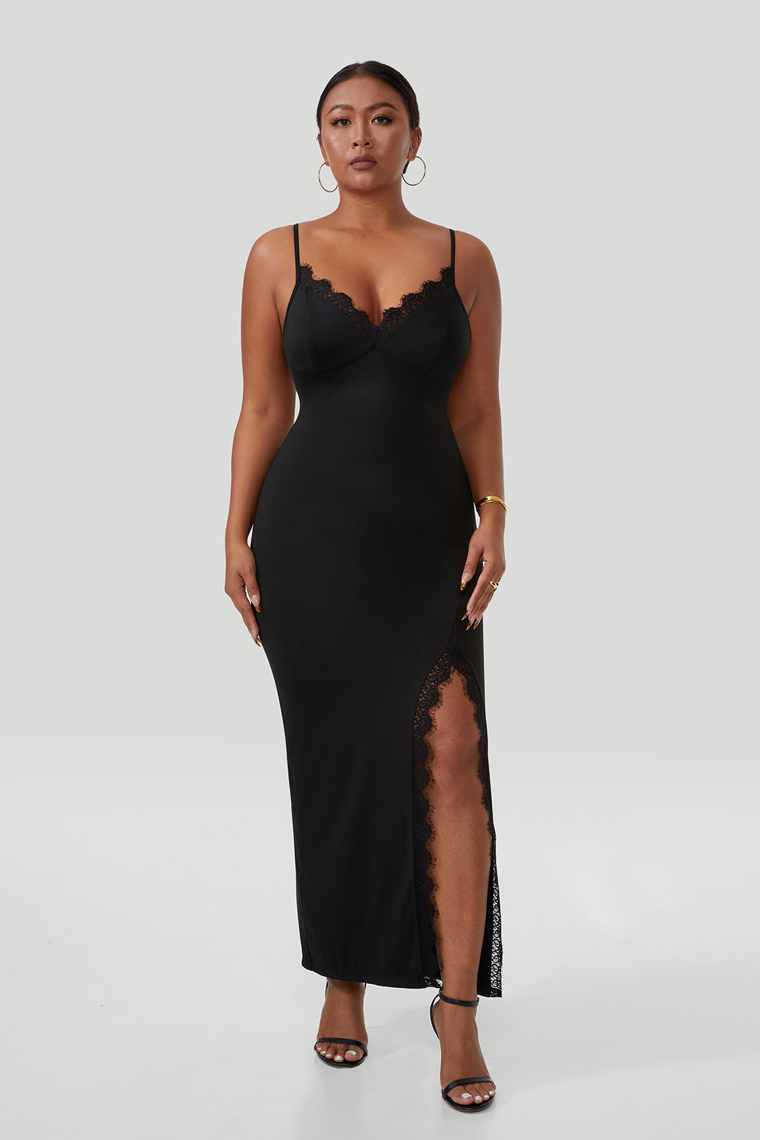 Maxikjole i blonder med splitt og underkjolefasong, med innebygd shapewear