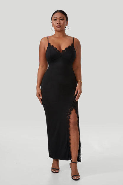 Maxikjole i blonder med splitt og underkjolefasong, med innebygd shapewear