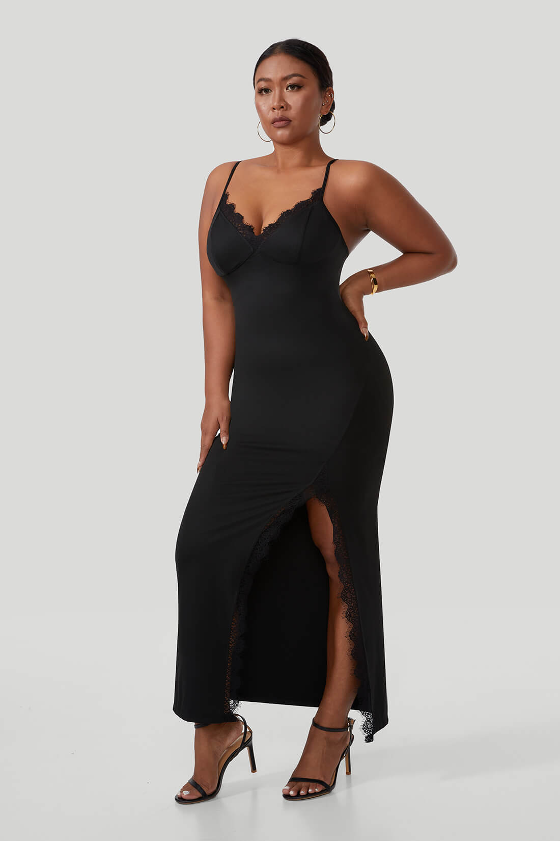 Maxikjole i blonder med splitt og underkjolefasong, med innebygd shapewear