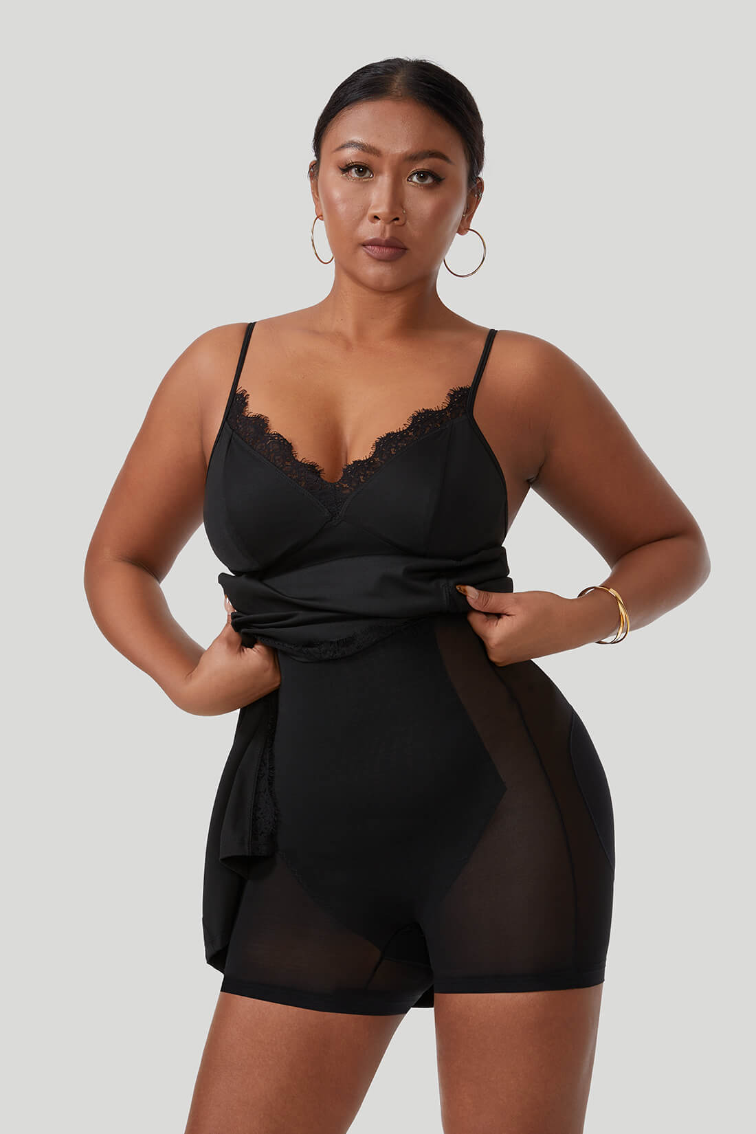 Maxikjole i blonder med splitt og underkjolefasong, med innebygd shapewear