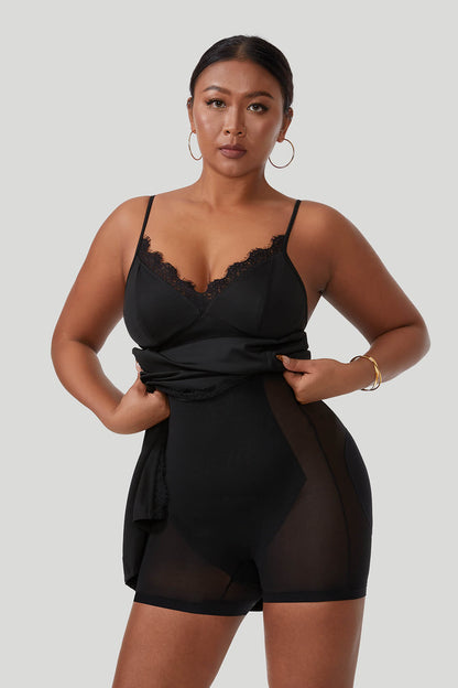 Maxikjole i blonder med splitt og underkjolefasong, med innebygd shapewear