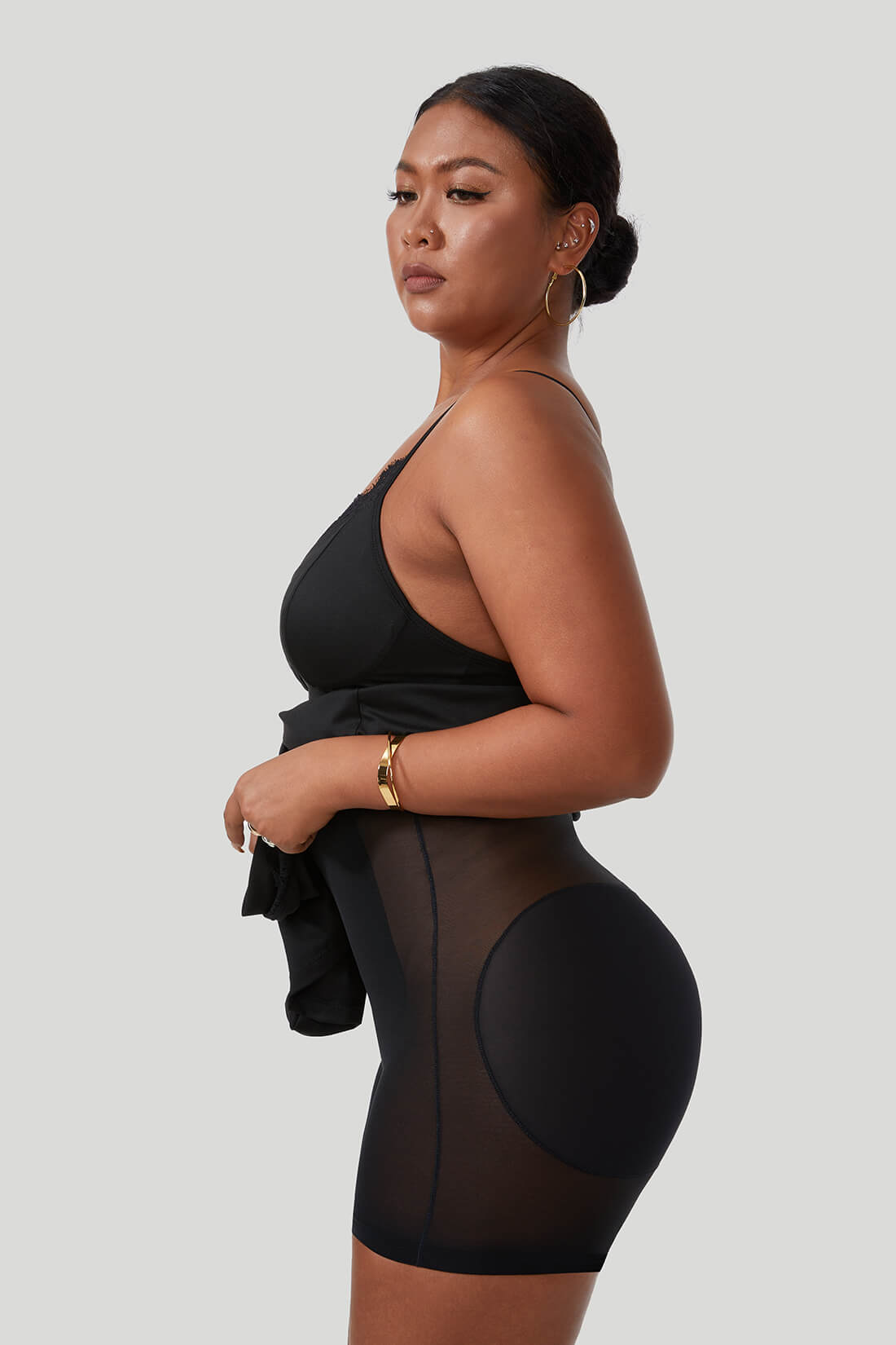 Maxikjole i blonder med splitt og underkjolefasong, med innebygd shapewear