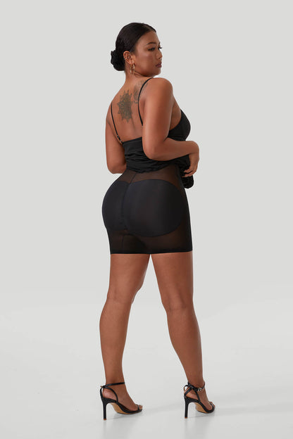 Maxikjole i blonder med splitt og underkjolefasong, med innebygd shapewear