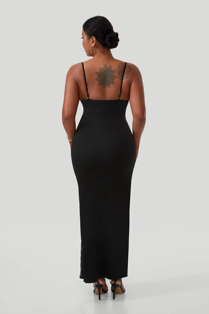 Maxikjole i blonder med splitt og underkjolefasong, med innebygd shapewear