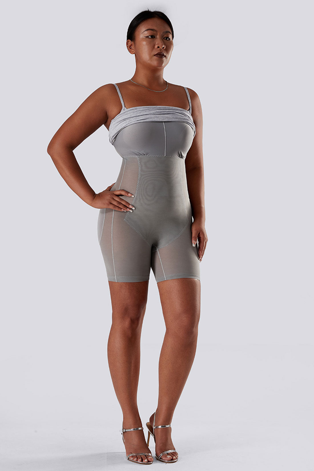 Kjole med spaghettistropper og innebygd shapewear