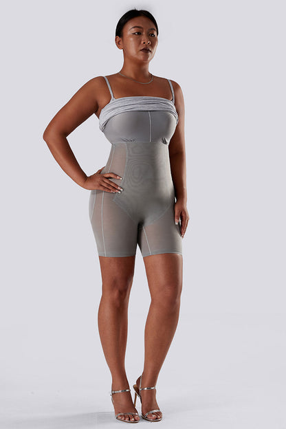 Kjole med spaghettistropper og innebygd shapewear