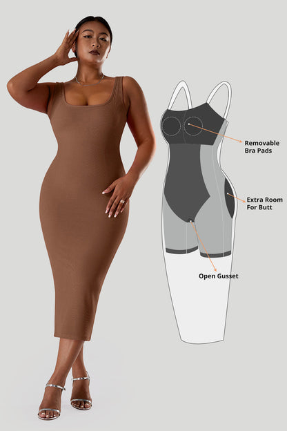 Ensfarget ermeløs kjole med innebygd shapewear