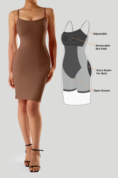 Figurnær kjole med spaghettistropper og innebygd shapewear