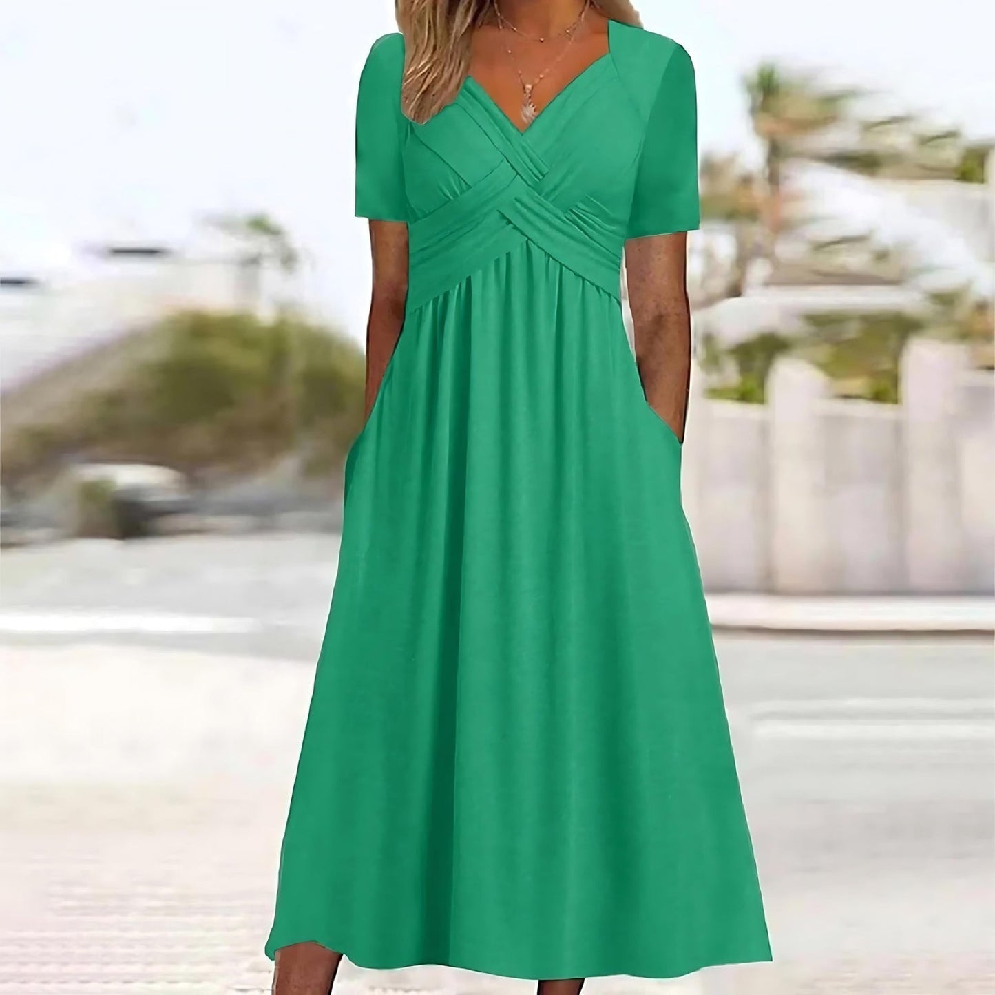 Welvet – Elegant midikjole som skjuler magen