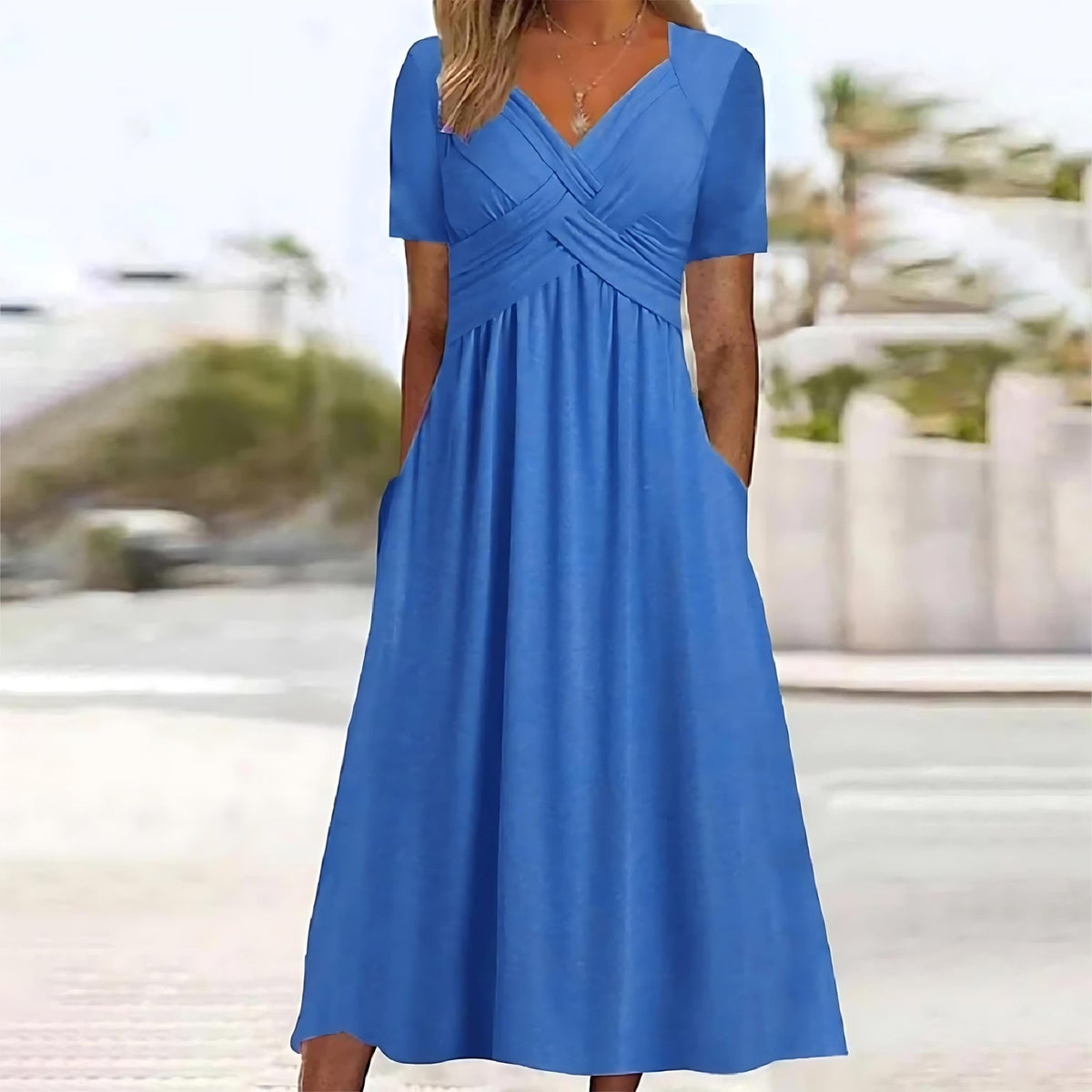 Welvet – Elegant midikjole som skjuler magen