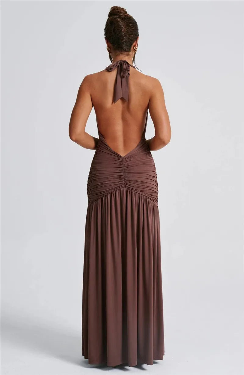 Elegant halterneck-maxikjole med dyp V-utringning