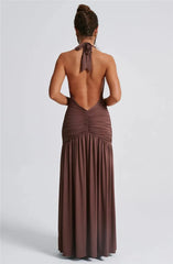 Elegant maxikjole med dyp V-hals og halter
