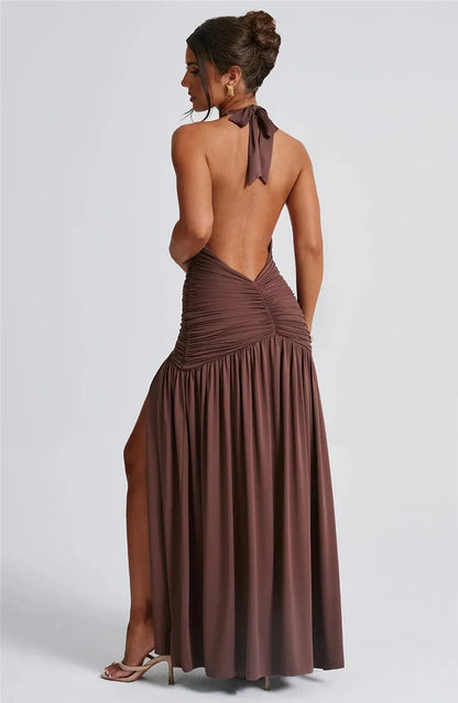 Elegant halterneck-maxikjole med dyp V-utringning