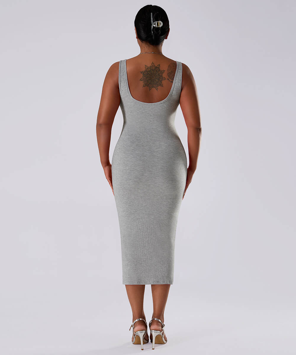 Ensfarget ermeløs kjole med innebygd shapewear