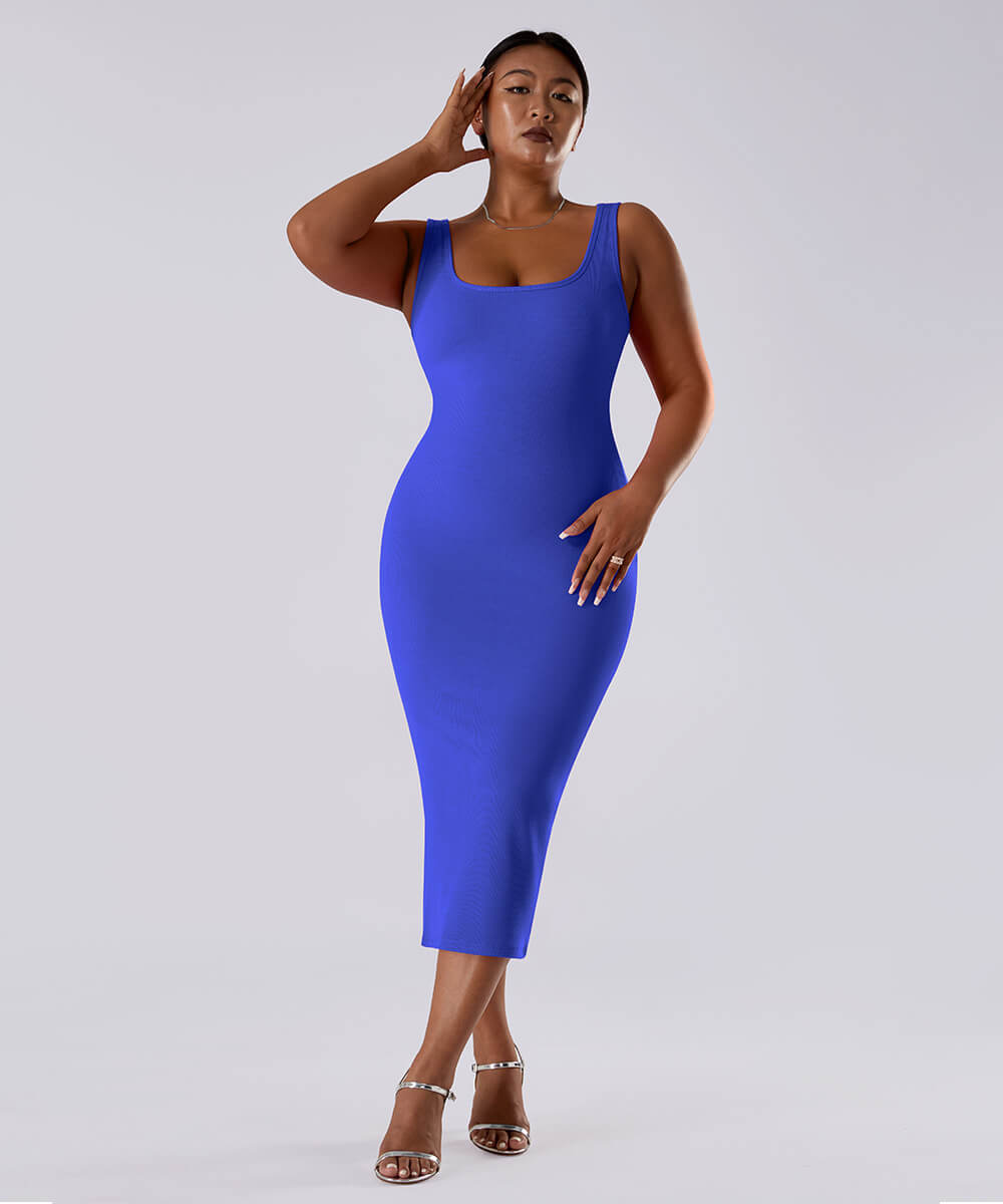 Ensfarget ermeløs kjole med innebygd shapewear