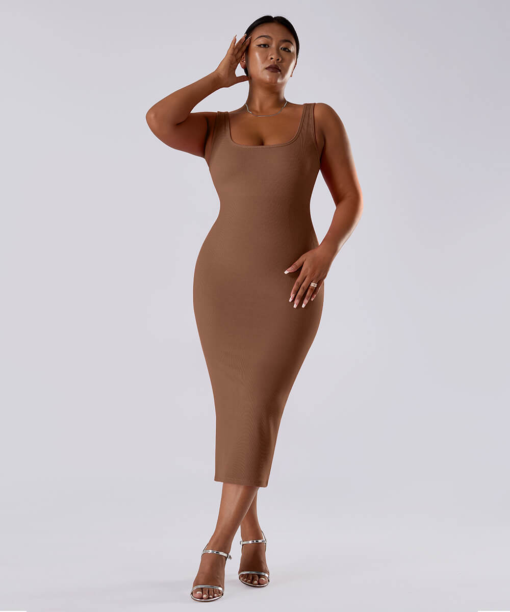 Ensfarget ermeløs kjole med innebygd shapewear