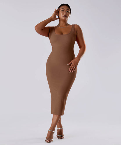 Ensfarget ermeløs kjole med innebygd shapewear