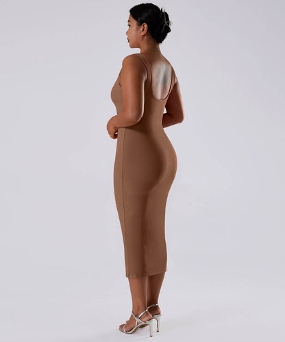 Ensfarget ermeløs kjole med innebygd shapewear