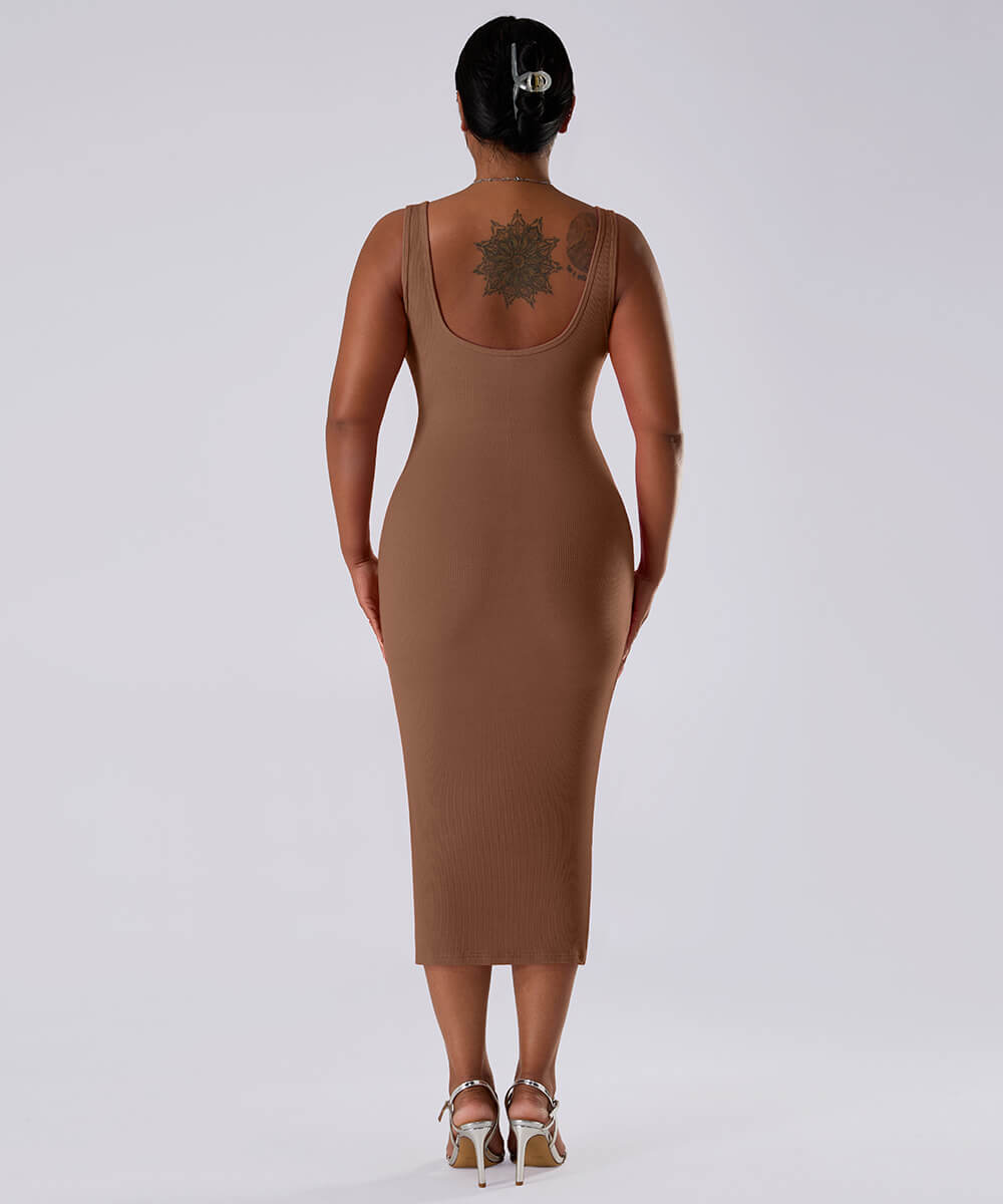 Ensfarget ermeløs kjole med innebygd shapewear