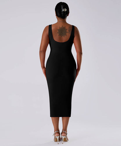 Ensfarget ermeløs kjole med innebygd shapewear