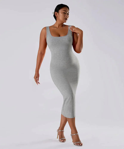 Ensfarget ermeløs kjole med innebygd shapewear