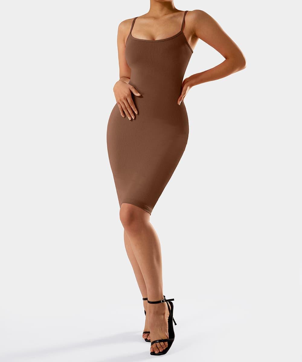 Figurnær kjole med spaghettistropper og innebygd shapewear