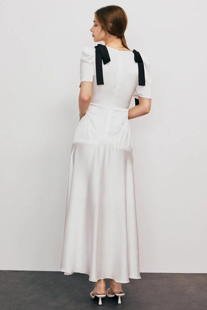 Hvit kjole med skulderrosetter og volanger